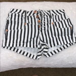 Black & white striped jean shorts🖤